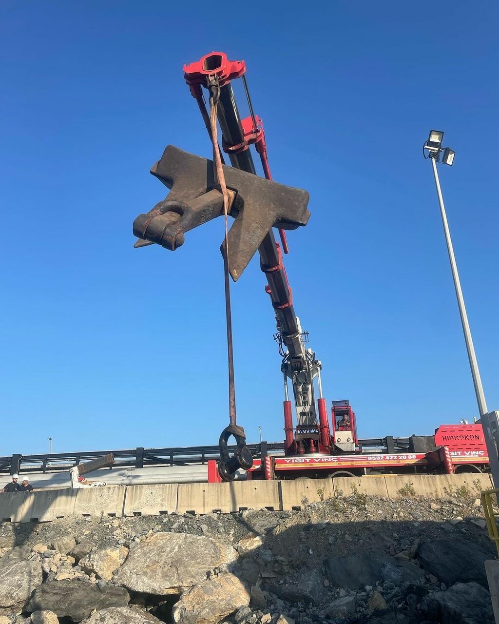 Anchor handling with a mobile crane