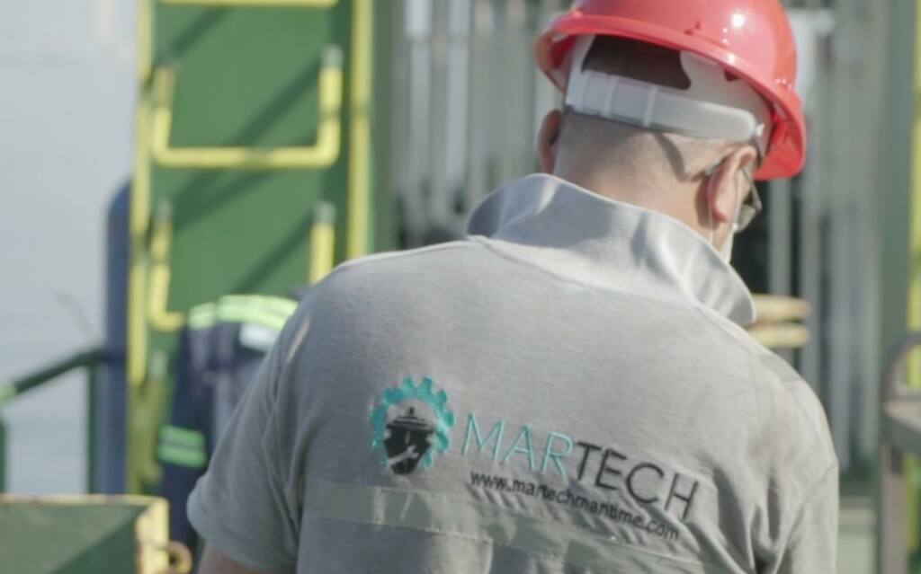 Gemide çalışan Martech Maritime teknisyeni
